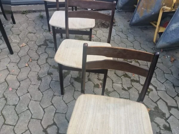 Fire spisestole i bejdset egetræ