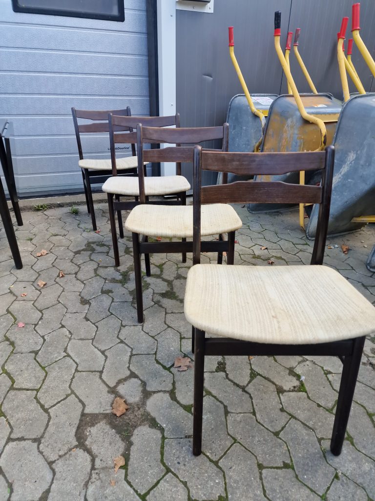 Fire spisestole i bejdset egetræ
