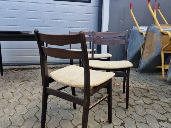 Fire spisestole i bejdset egetræ