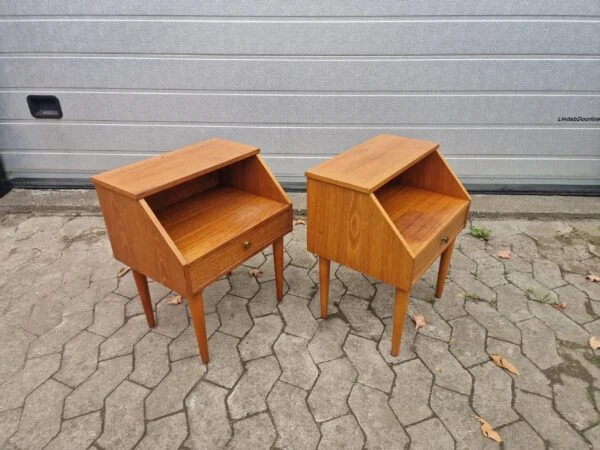 Et sæt natborde i teak