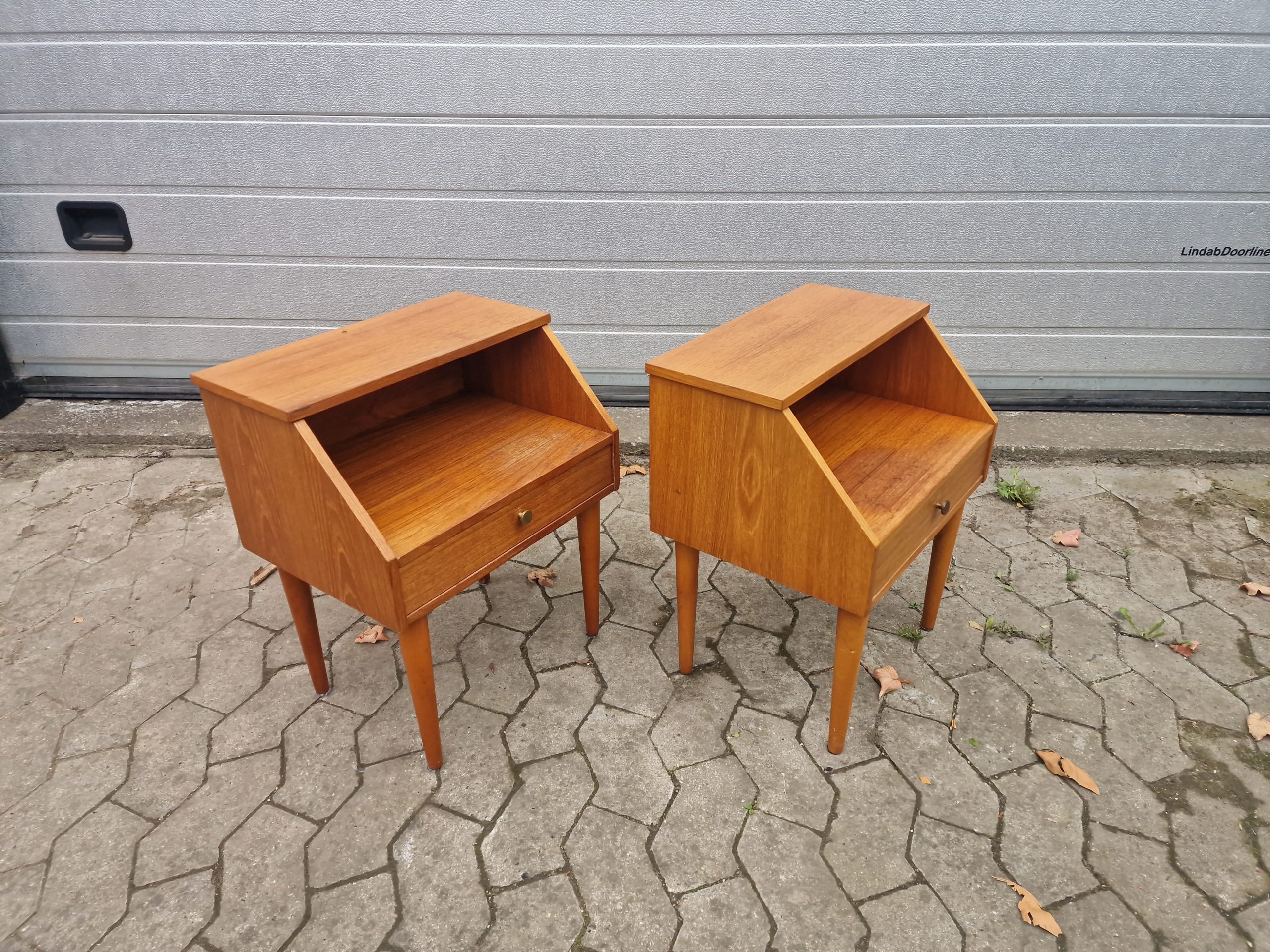 Et sæt natborde i teak