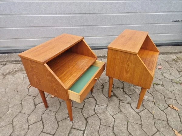 Et sæt natborde i teak