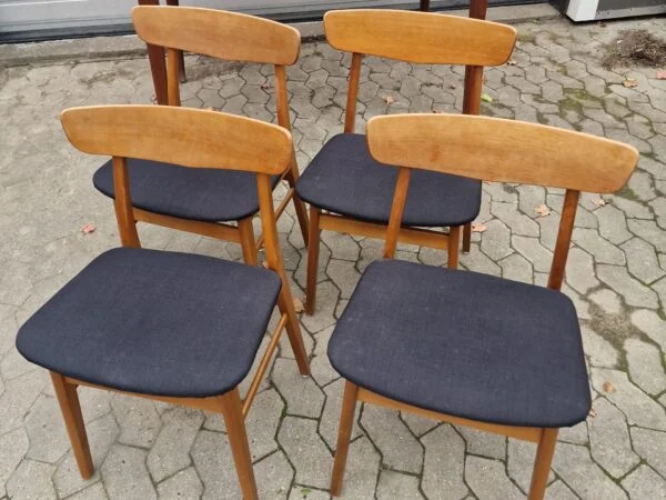 Fire spisestole med rygstykke af teak, Mosbøl