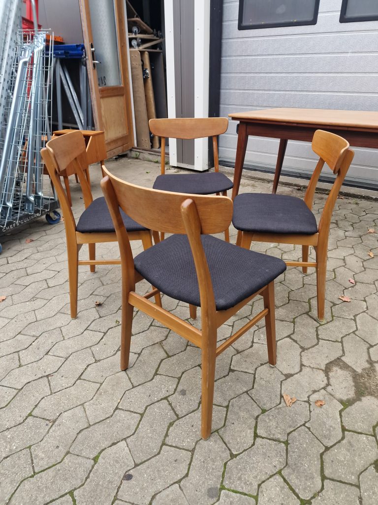 Mosbøl Fire spisestole med rygstykke af teak, Mosbøl