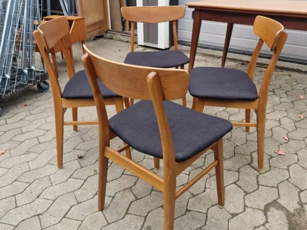 Fire spisestole med rygstykke af teak, Mosbøl