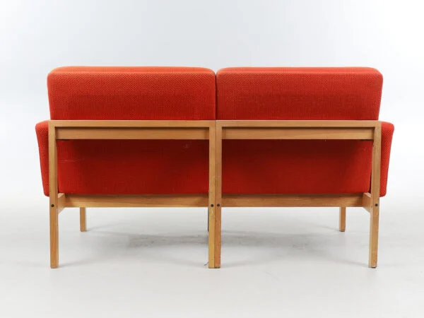 TORBEN LIND & OLE GJERLØV-KNUDSEN. France & Søn. To-personers “Moduline” sofa af eg, 1960’erne.