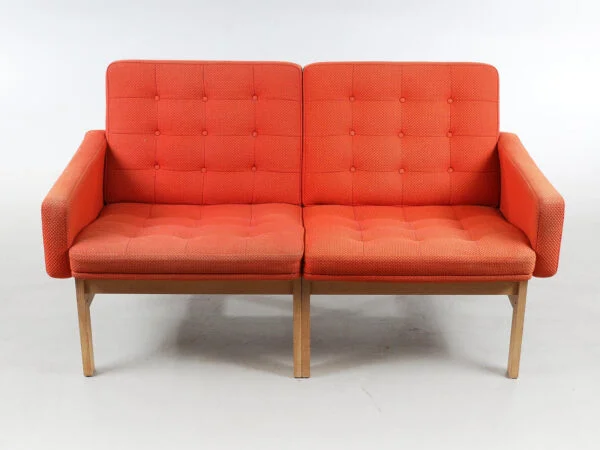 TORBEN LIND & OLE GJERLØV-KNUDSEN. France & Søn. To-personers “Moduline” sofa af eg, 1960’erne.