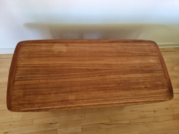 Aflangt sofabord i teak med kehlet kant og hylde — billede 4