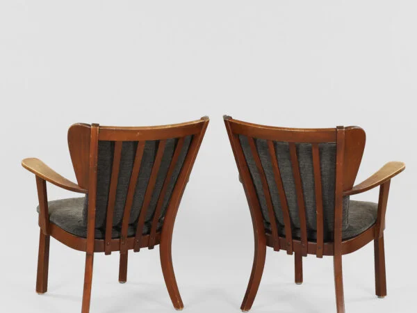 SØREN HANSEN: Et par ‘Canada’ lænestole af mørkbejdset bøgetræ med løse hynder i mørkegråt tekstil, modelnr. 2252, Fritz Hansen, Danmark, 1940’erne, (2).