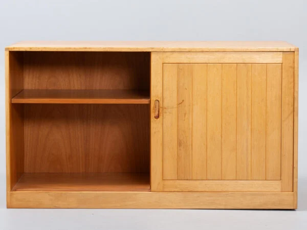 EDMUND BROUER. Skænk i teak, front med skydedøre fremstillet hos Brouer Møbelfabrik. Danmark, 1970’erne.