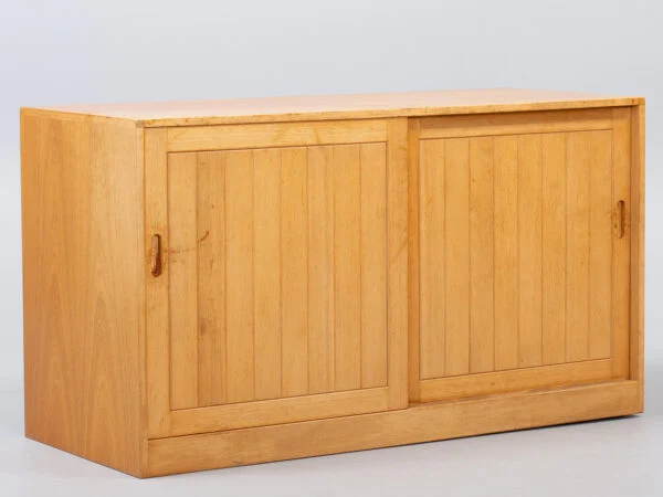 Edmund Brouer, Brouer Møbelfabrik EDMUND BROUER. Skænk i teak, front med skydedøre fremstillet hos Brouer Møbelfabrik. Danmark, 1970’erne. — billede 7