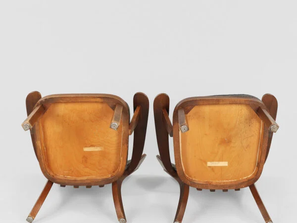 Søren Hansen, Fritz Hansen SØREN HANSEN: Et par ‘Canada’ lænestole af mørkbejdset bøgetræ med løse hynder i mørkegråt tekstil, modelnr. 2252, Fritz Hansen, Danmark, 1940’erne, (2). — billede 6