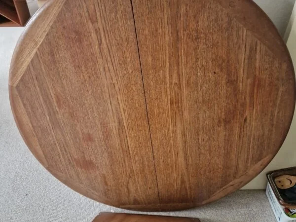 Rundt spisebord i teak med to tillægsplader