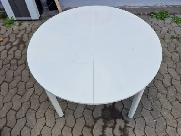 Rundt spisebord med plads til tillægsplader