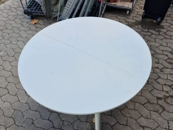 Rundt spisebord med plads til tillægsplader