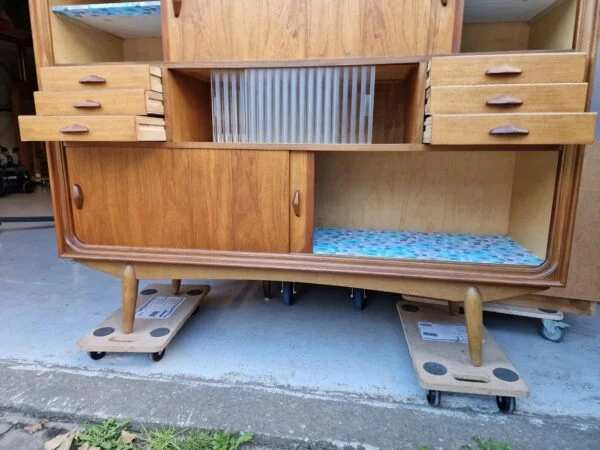 Dækketøjsskab teak med jalousi låger