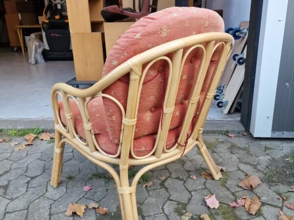 Kurvestol med røde hynder