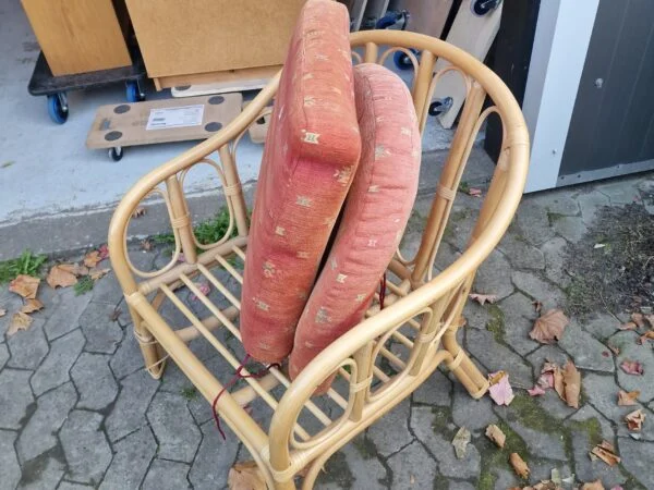 Kurvestol med røde hynder
