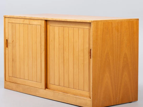 EDMUND BROUER. Skænk i teak, front med skydedøre fremstillet hos Brouer Møbelfabrik. Danmark, 1970’erne.