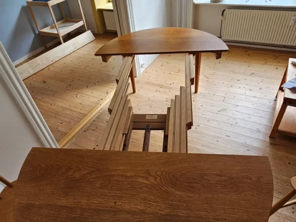 Kjærnulf Rundt spisebord i egetræ med fire tillægsplader, Henry Kjærnulf — billede 6