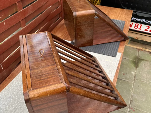 Vægophængte sengeborde i teak finér