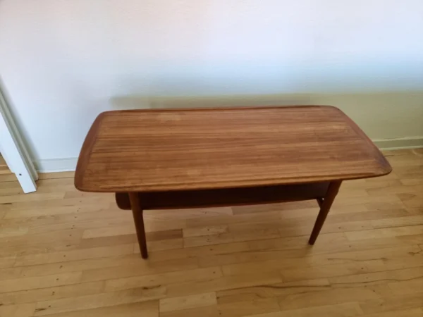 Aflangt sofabord i teak med kehlet kant og hylde — billede 3