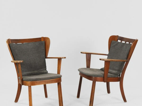 SØREN HANSEN: Et par ‘Canada’ lænestole af mørkbejdset bøgetræ med løse hynder i mørkegråt tekstil, modelnr. 2252, Fritz Hansen, Danmark, 1940’erne, (2).