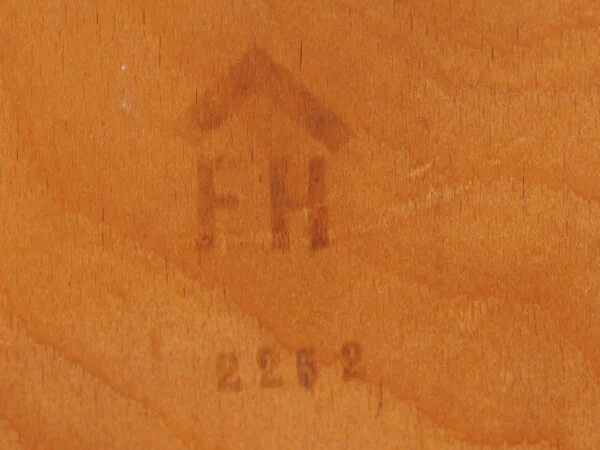 Søren Hansen, Fritz Hansen SØREN HANSEN: Et par ‘Canada’ lænestole af mørkbejdset bøgetræ med løse hynder i mørkegråt tekstil, modelnr. 2252, Fritz Hansen, Danmark, 1940’erne, (2). — billede 7