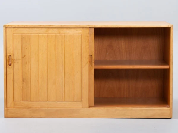 EDMUND BROUER. Skænk i teak, front med skydedøre fremstillet hos Brouer Møbelfabrik. Danmark, 1970’erne.