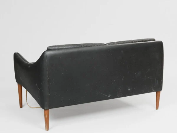 HANS OLSEN model 800/2. To-personers sofa betrukket i sort læder med ben af massivt teaktræ, C/S Møbler