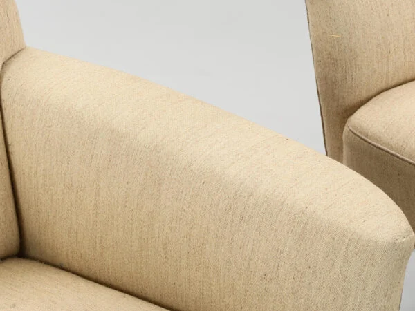 Sofagruppe. Tre-pers. sofa samt lænestol, 1950-60’erne. (2).