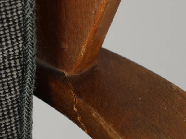 Søren Hansen, Fritz Hansen SØREN HANSEN: Et par ‘Canada’ lænestole af mørkbejdset bøgetræ med løse hynder i mørkegråt tekstil, modelnr. 2252, Fritz Hansen, Danmark, 1940’erne, (2). — billede 8