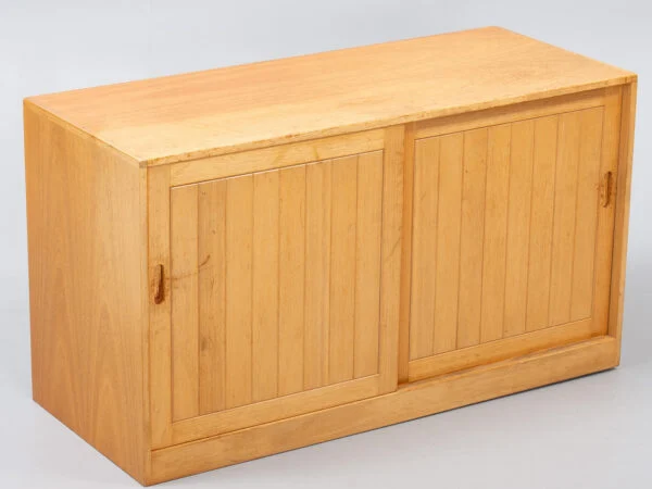 Edmund Brouer, Brouer Møbelfabrik EDMUND BROUER. Skænk i teak, front med skydedøre fremstillet hos Brouer Møbelfabrik. Danmark, 1970’erne. — billede 8