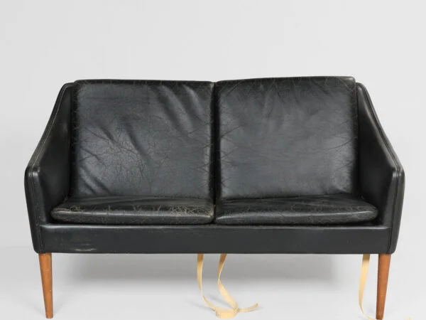 HANS OLSEN model 800/2. To-personers sofa betrukket i sort læder med ben af massivt teaktræ, C/S Møbler