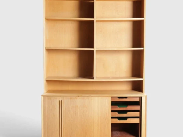 Ørum Møbelfabrik Reol med overdel af eg, front med overdel med hylder, herunder skænk med jalousilåger bag hvilke hylder og udtræksbakker. Udført og mærket hos Ørum Møbelfabrik. Danmark, 1960-70’erne (2). — billede 3