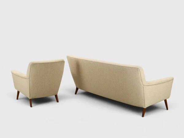 Sofagruppe. Tre-pers. sofa samt lænestol, 1950-60’erne. (2).