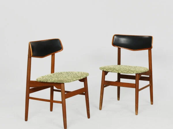 DANSK MØBELDESIGN: Sæt på fire spisebordsstole af teaktræ, ryglæn betrukket med sort kunstlæder og sæder i mønstret tekstil, Danmark, 1950’erne, (4). — billede 2