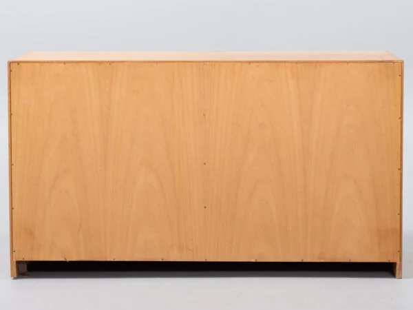 Edmund Brouer, Brouer Møbelfabrik EDMUND BROUER. Skænk i teak, front med skydedøre fremstillet hos Brouer Møbelfabrik. Danmark, 1970’erne. — billede 6