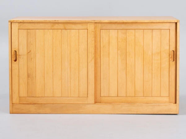 EDMUND BROUER. Skænk i teak, front med skydedøre fremstillet hos Brouer Møbelfabrik. Danmark, 1970’erne.