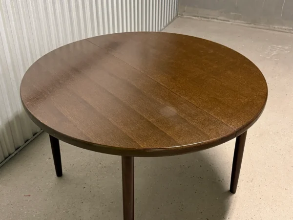 Rundt spisebord i bejdset egetræ med tillægsplader