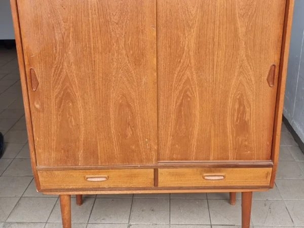 SKÆNK I TEAK FRA 60’ERNE, DANSK MØBEL DESIGN