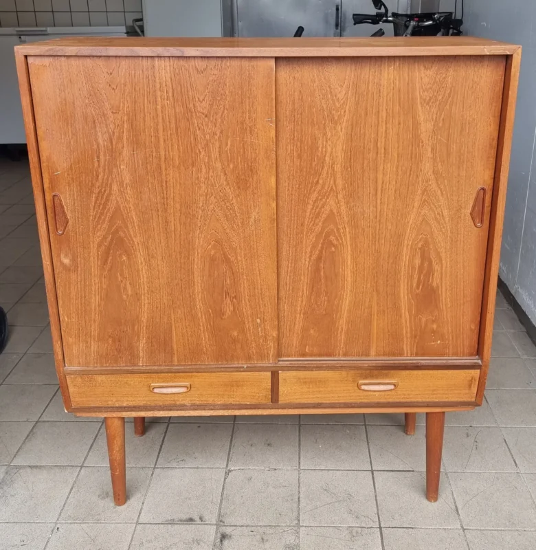 SKÆNK I TEAK FRA 60’ERNE, DANSK MØBEL DESIGN