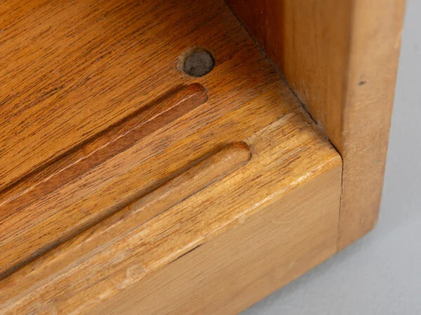 Edmund Brouer, Brouer Møbelfabrik EDMUND BROUER. Skænk i teak, front med skydedøre fremstillet hos Brouer Møbelfabrik. Danmark, 1970’erne. — billede 14