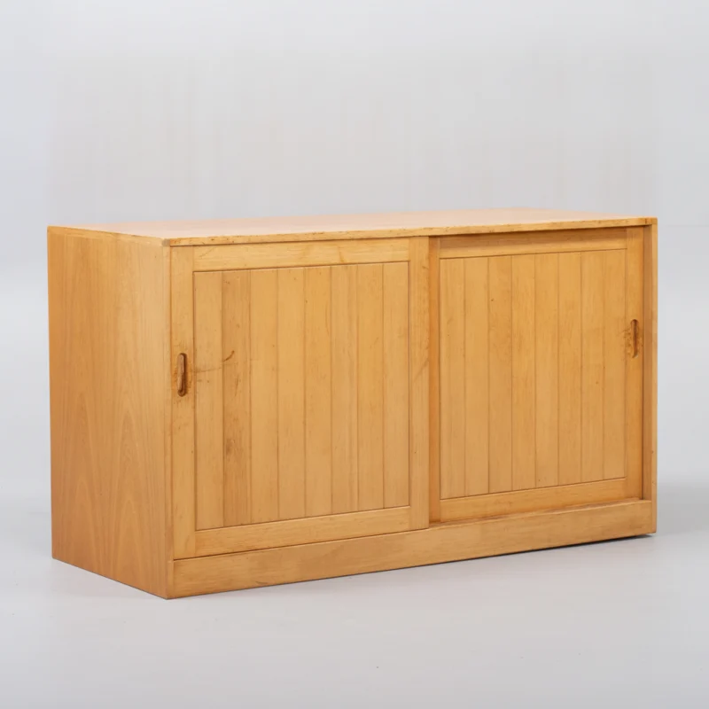 Edmund Brouer, Brouer Møbelfabrik EDMUND BROUER. Skænk i teak, front med skydedøre fremstillet hos Brouer Møbelfabrik. Danmark, 1970’erne.