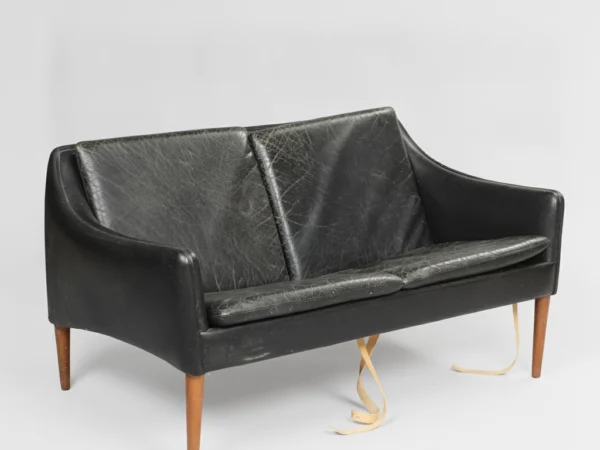 HANS OLSEN model 800/2. To-personers sofa betrukket i sort læder med ben af massivt teaktræ, C/S Møbler