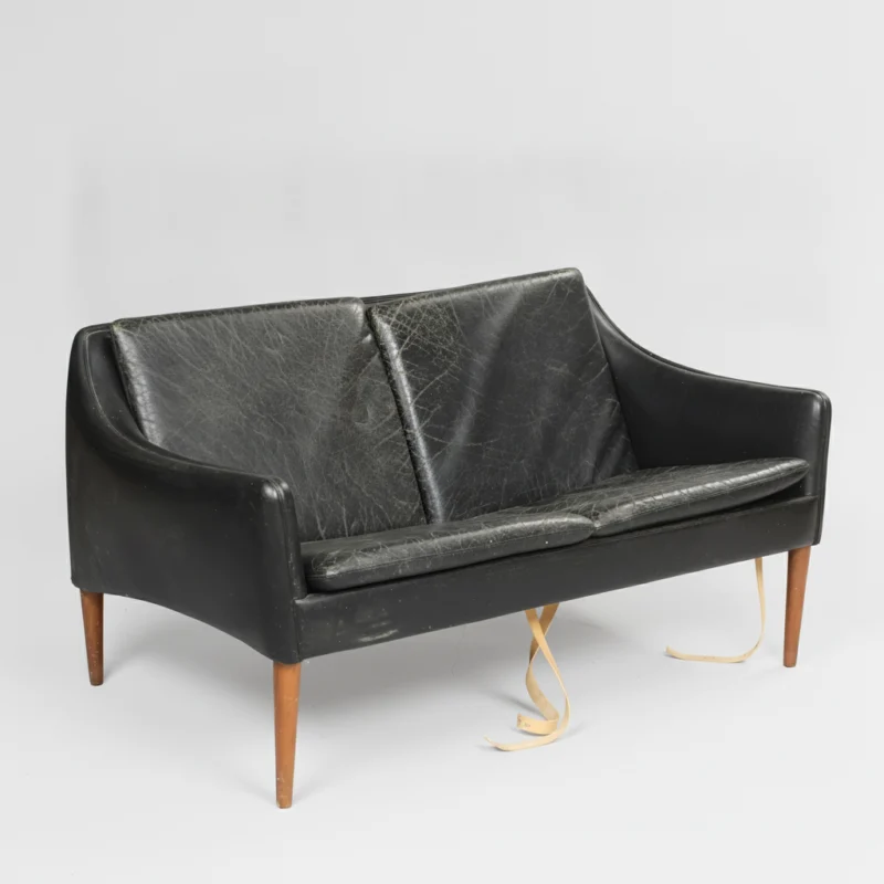Hans Olsen, C/S Møbler HANS OLSEN model 800/2. To-personers sofa betrukket i sort læder med ben af massivt teaktræ, C/S Møbler