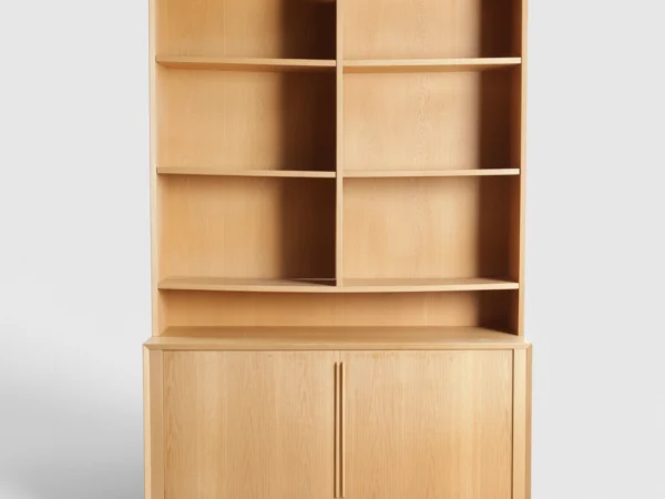 Reol med overdel af eg, front med overdel med hylder, herunder skænk med jalousilåger bag hvilke hylder og udtræksbakker. Udført og mærket hos Ørum Møbelfabrik. Danmark, 1960-70’erne (2).