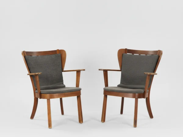 SØREN HANSEN: Et par ‘Canada’ lænestole af mørkbejdset bøgetræ med løse hynder i mørkegråt tekstil, modelnr. 2252, Fritz Hansen, Danmark, 1940’erne, (2).