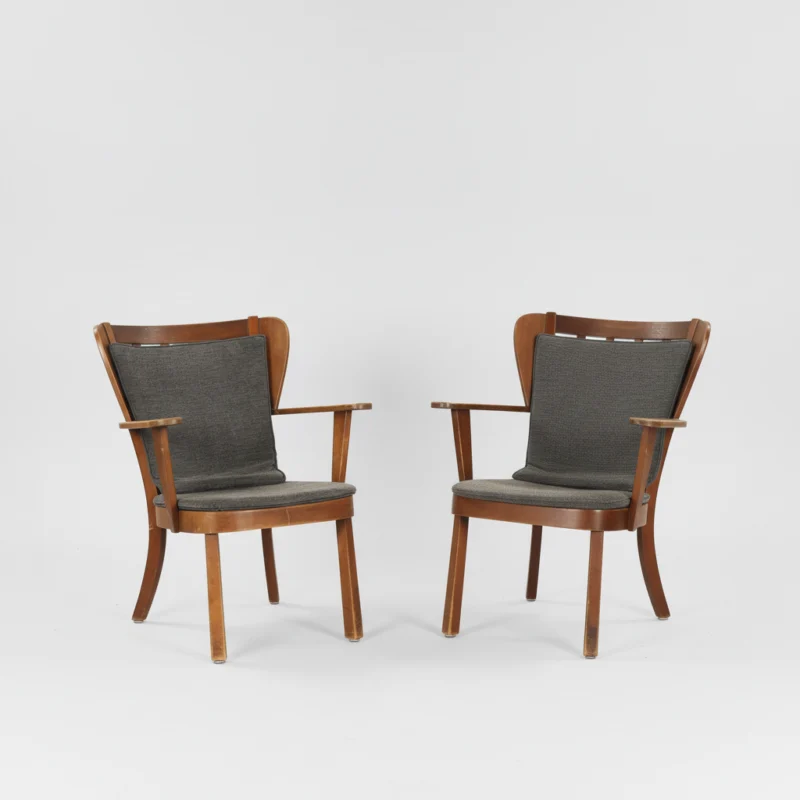 Søren Hansen, Fritz Hansen SØREN HANSEN: Et par ‘Canada’ lænestole af mørkbejdset bøgetræ med løse hynder i mørkegråt tekstil, modelnr. 2252, Fritz Hansen, Danmark, 1940’erne, (2).