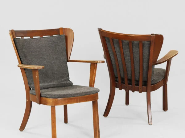 SØREN HANSEN: Et par ‘Canada’ lænestole af mørkbejdset bøgetræ med løse hynder i mørkegråt tekstil, modelnr. 2252, Fritz Hansen, Danmark, 1940’erne, (2).